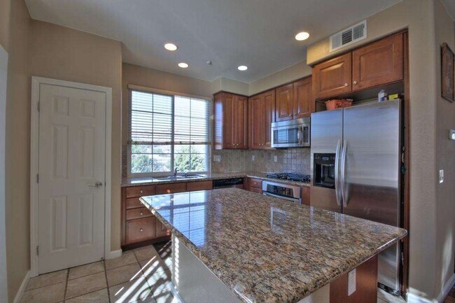 Building Photo - Beautifully Updated Union City Townhome w/ Community Amenities & Vaulted Ceilings