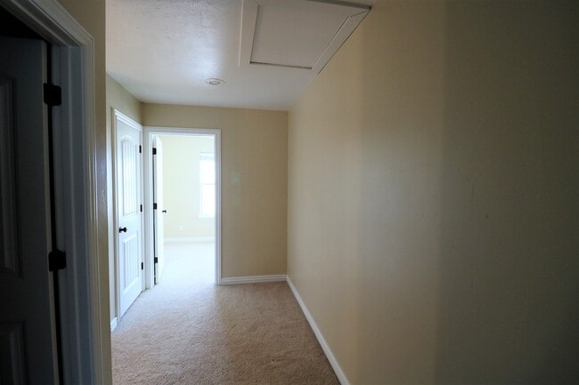 Building Photo - Beautiful Harvest Park Mapleton Townhouse