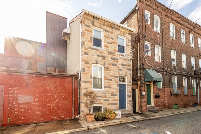 Building Photo - 402 S Regester St