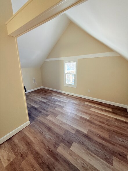 Building Photo - 17-17 Maple St