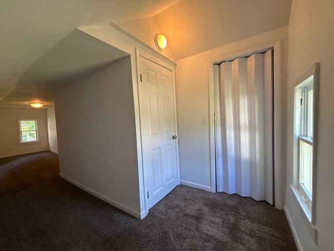 Building Photo - Available now 2 bedroom 1 bath with bonus ...
