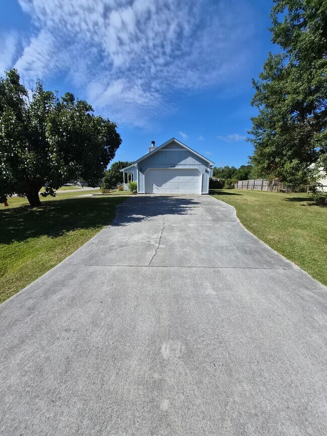 Building Photo - 3 bedroom 2 bath home in Foxtrace subdivision