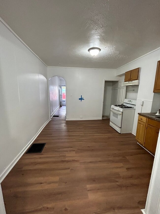 Building Photo - 2 bed 1 bath freshly renovated