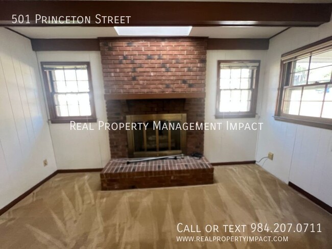 Building Photo - Vintage 3 Bedroom 2 Bath Brick Ranch on co...