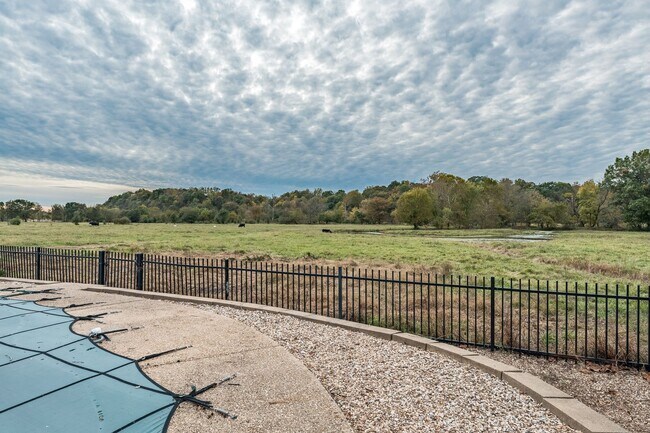 Building Photo - Beautiful spacious 3 bedroom home with a p...