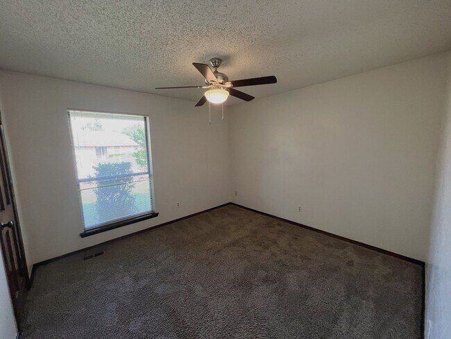 Building Photo - CHARMING 3 BED IN EDMOND!