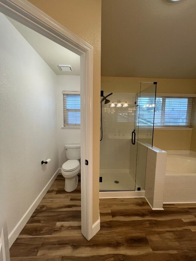 Building Photo - 827 Notre Dame Dr