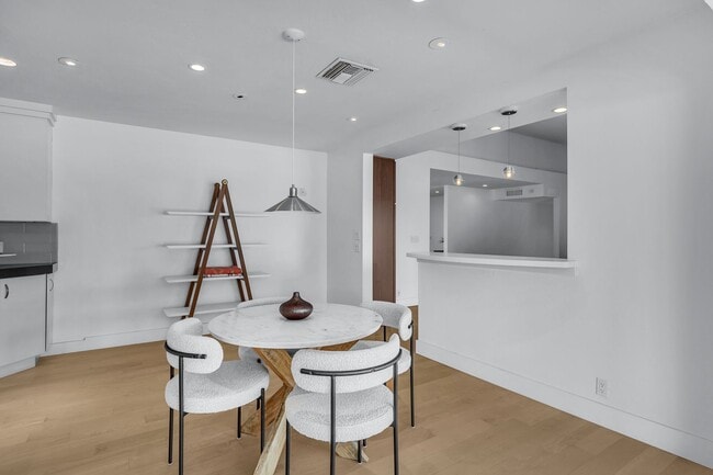 Building Photo - Mid-century modern home in Arcadia with pr...