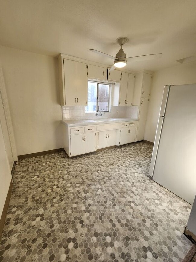 Building Photo - Charming stand alone Cottage w/LARGE Bonus in Lemon Grove $1000 New Year's Special