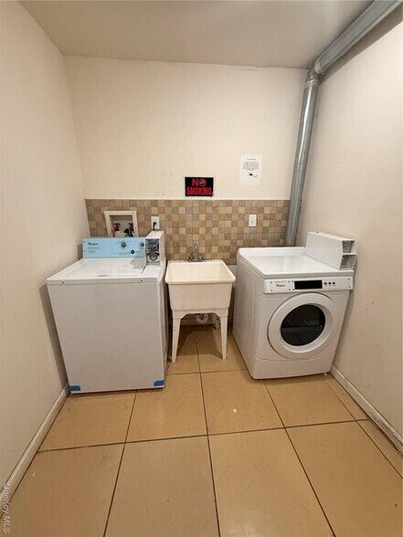 Building Photo - 65-43 Alderton St