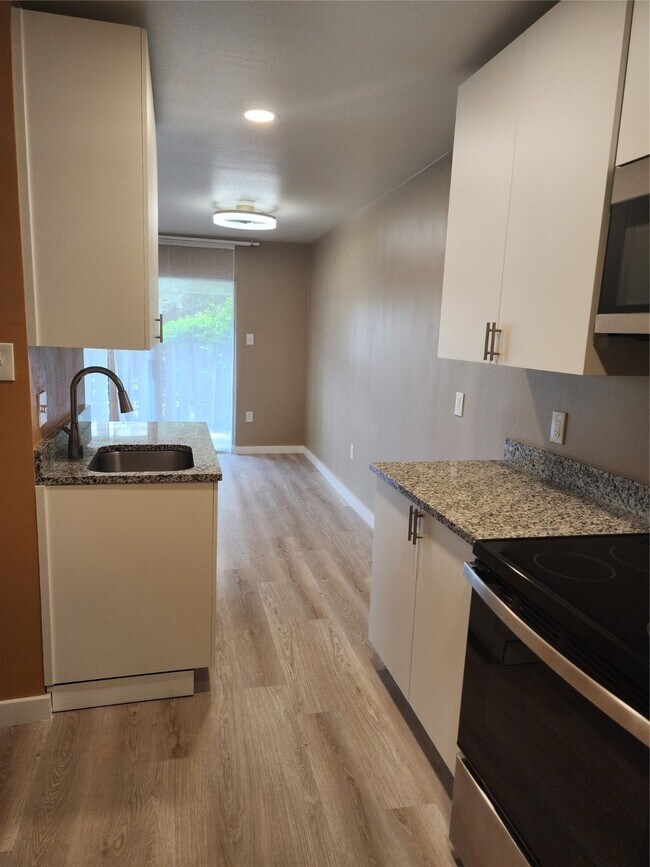 Building Photo - 513 S Post Oak Ln
