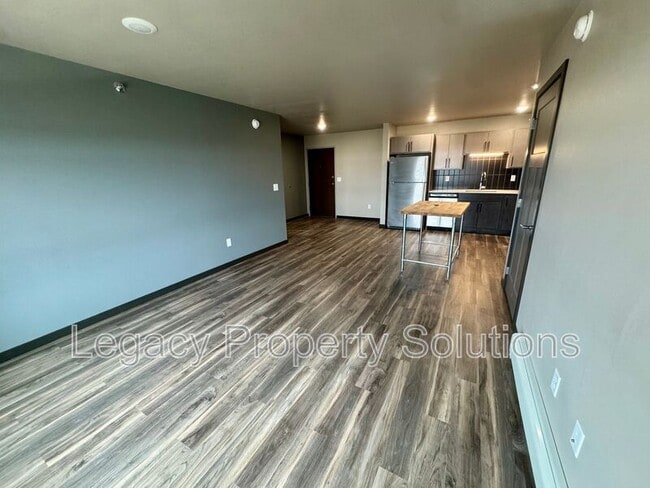 Building Photo - 226 E Greenfield Ln