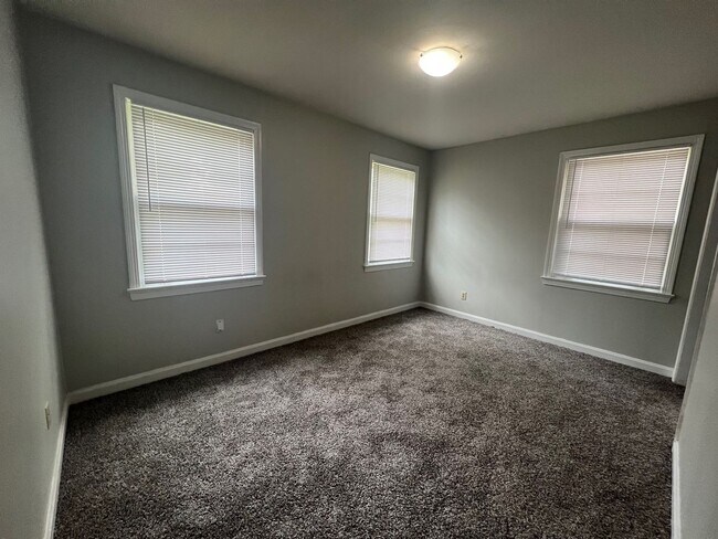 Building Photo - 3 bedroom 1 bathroom single level home