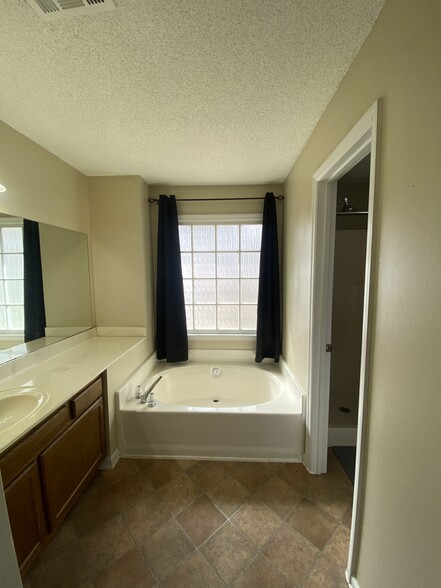 Master bathroom/tub - 4201 E Emerald Dr NW