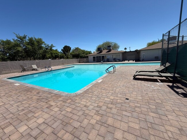 Building Photo - Beautiful home look, 4-plex, across from UNLV