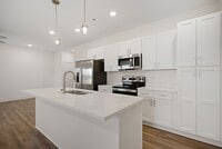 Building Photo - 2707 SW Shackleton Ave