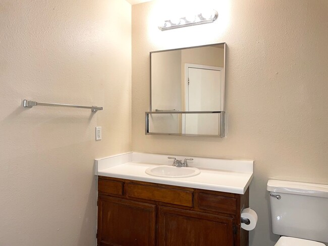 Building Photo - 2 BEDROOM TOWNHOME IN A PRIME LOCATION!!