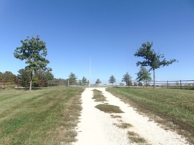 Building Photo - Majestic 3 Bed Mid MO Ranch!