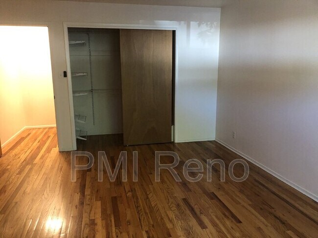 Building Photo - 2780 Lakeside Dr