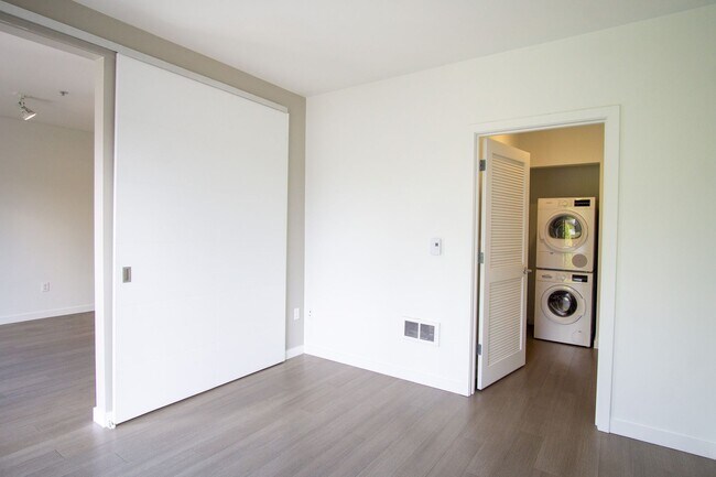 Building Photo - 2nd Floor Modern & Sleek 1Bdr w/ $500 GIFT...