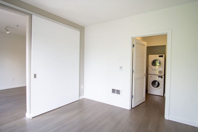 Building Photo - $500 FOR YOU! 2nd Floor Modern & Sleek 1Bdr in Sellwood!
