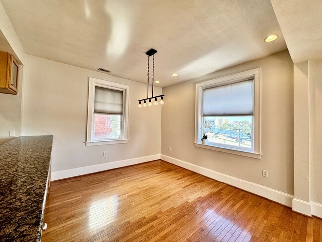 Building Photo - Amazing Garden-Style Condo Available NOW! ...