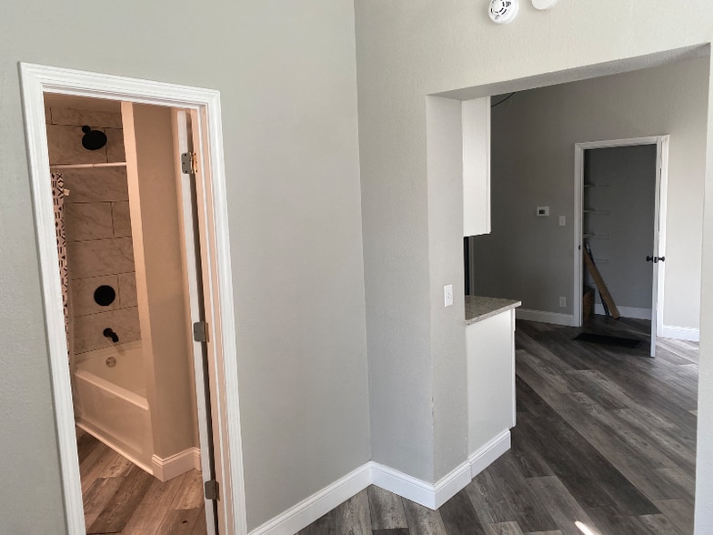 Building Photo - 3400 E 14th St