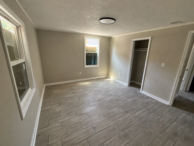 Building Photo - 1307 Sample St