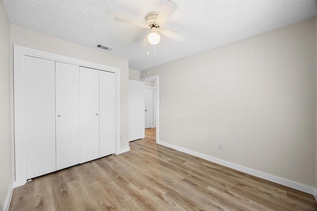 Building Photo - 402 Hillside Dr