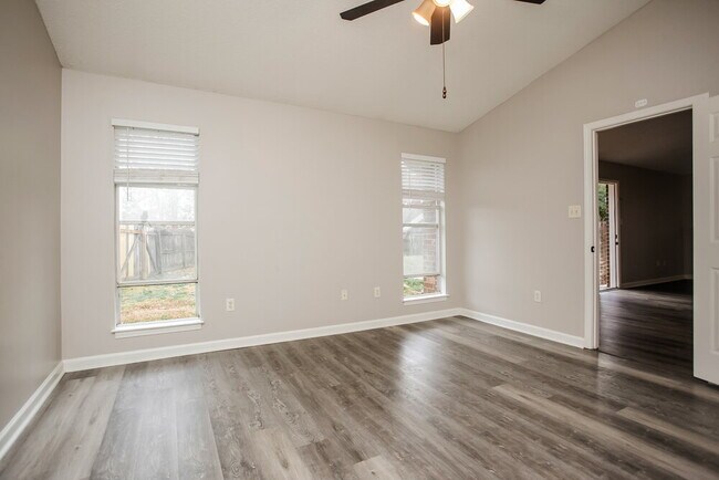 Building Photo - 7832 Sarah Ann Dr S