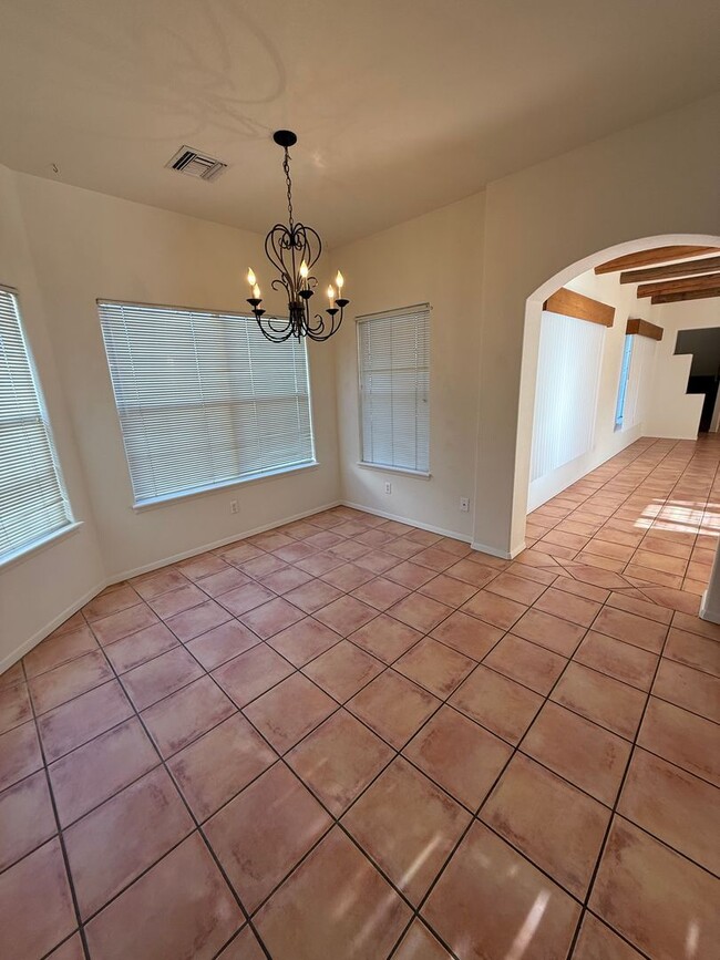 Building Photo - Beautiful 3 Bedroom/2.5 Bathroom Home Located off Roadrunner