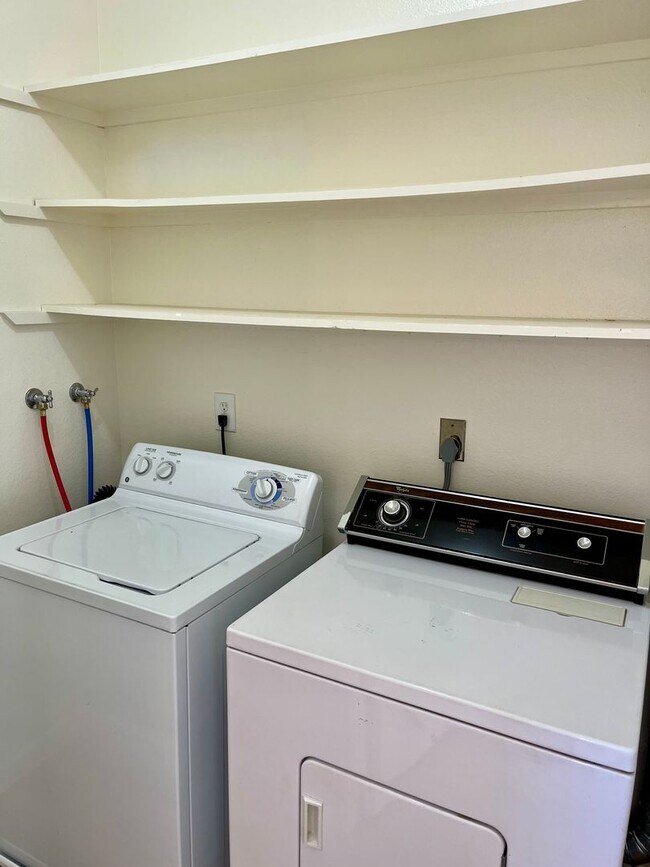 Building Photo - 4 Bedroom 2.5 Bathroom Home, Newly renovat...