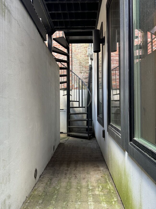 Building Photo - Centrally located 1BR/1BA Dupont Circle $2700 a month