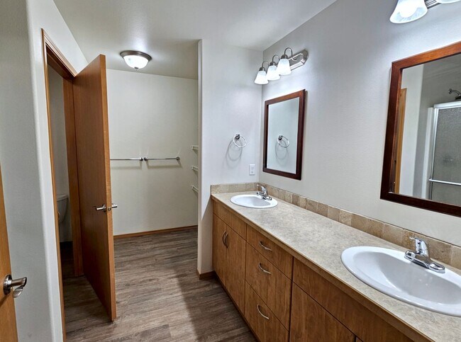 Building Photo - Open, One-Level Living- 4 Bedroom, 2.5 Bath Richland Home with Spacious Backyard