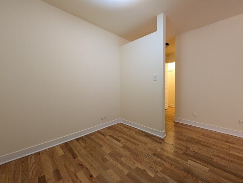 Building Photo - 618 W Wrightwood Ave