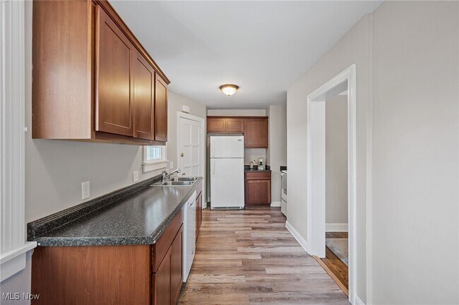 Building Photo - 3595 Glencairn Rd