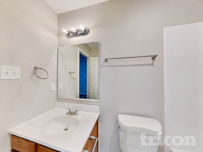 Building Photo - 10893 Glenayr Dr