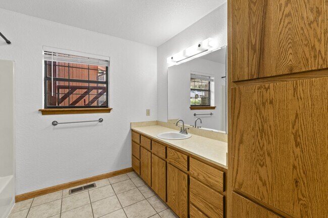 Building Photo - 103 E Miller Ct