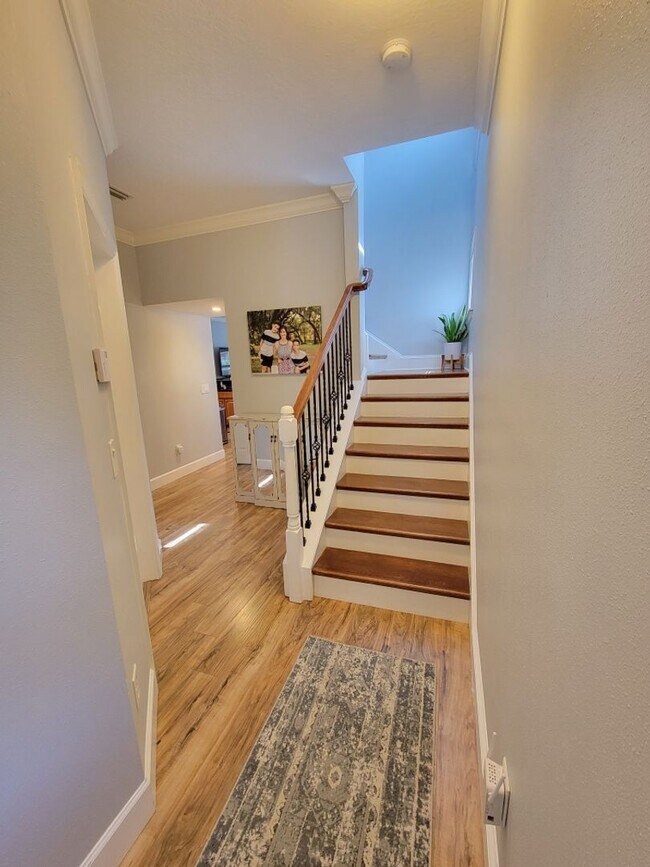 Building Photo - Fully Renovated Large 3 Bed 2.5 Bath 2 Car Garage Townhouse in Perfect Location