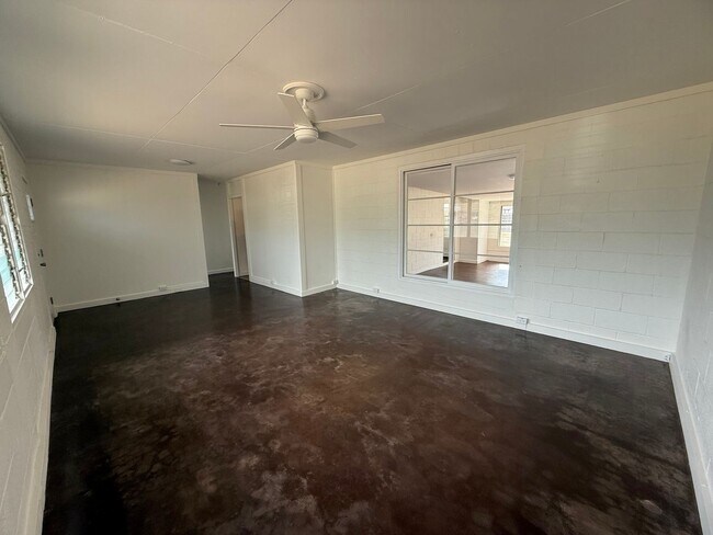 Building Photo - 4 Bedroom / 1.5 Bathroom Home on a Large Lot in Kahului!