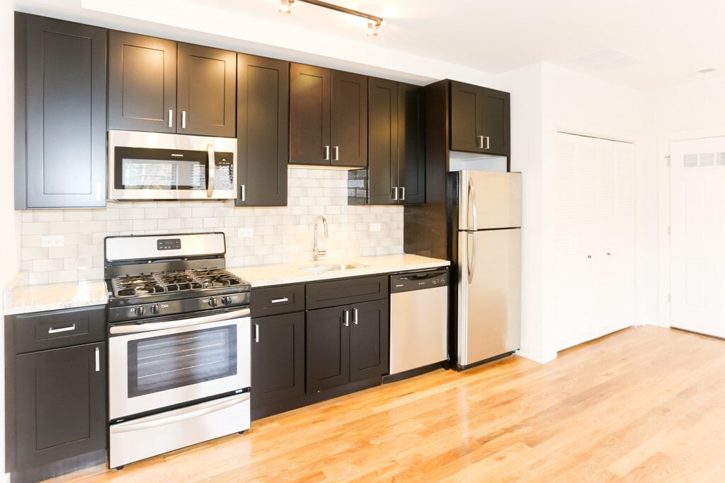 Building Photo - 2211 W Eastwood Ave