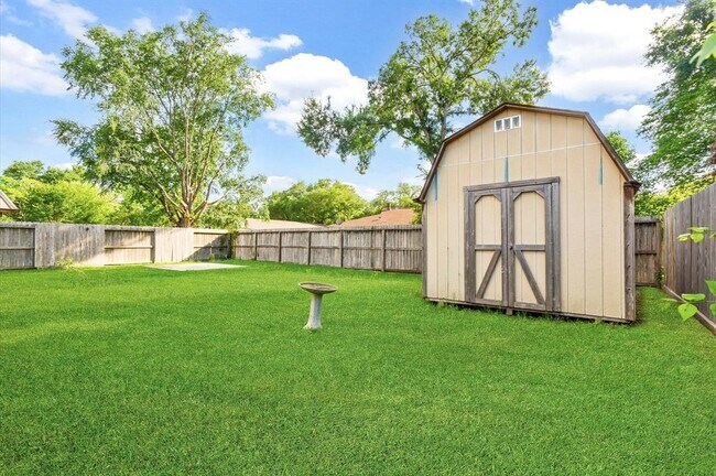 Building Photo - 18215 Navajo Trail Dr
