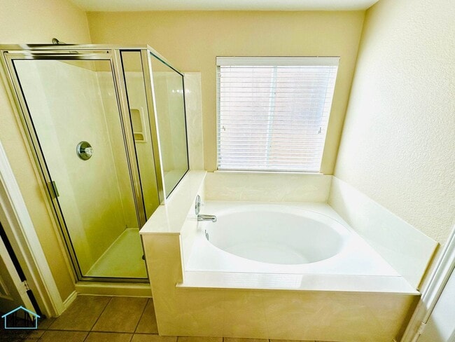 Building Photo - Looking for space, comfort, and convenienc...