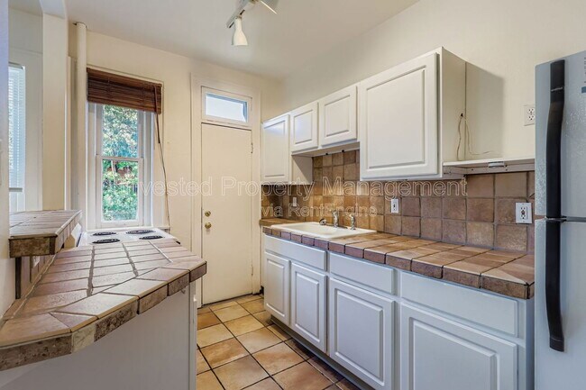 Building Photo - 1376 Pearl St