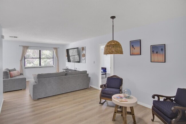 Building Photo - 1045 N Cres Dr