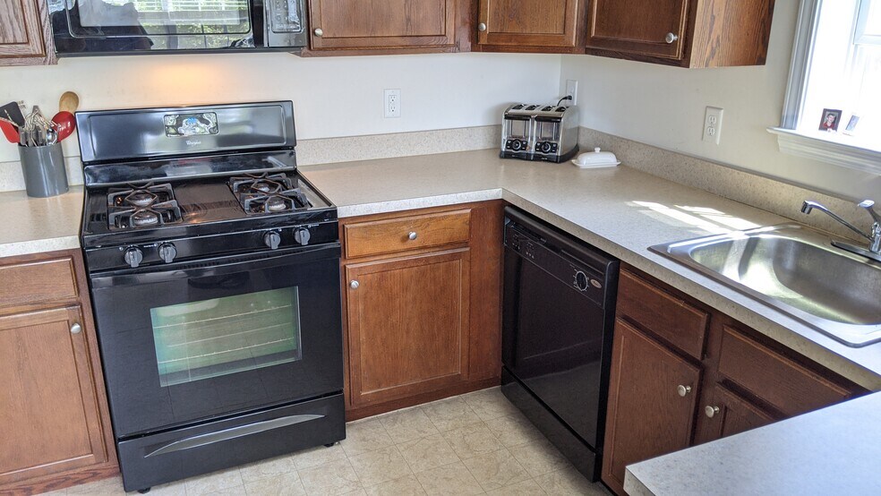 Building Photo - 627 Timberlake Dr