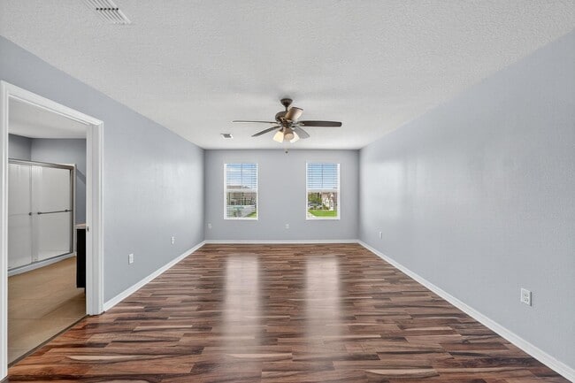 Building Photo - Stunning 5 bed/ 2 bath