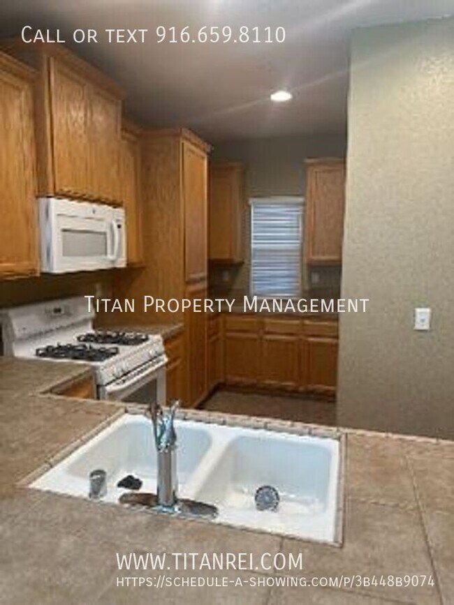Building Photo - 421 Phoenix Cir