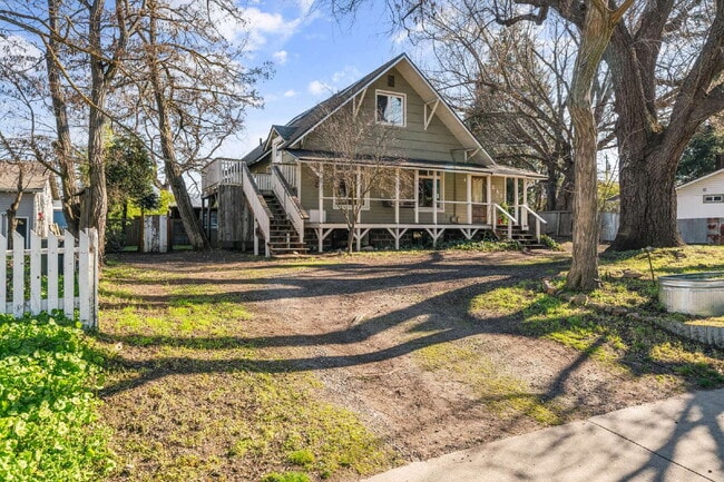 Building Photo - Charming Rustic 3-Bedroom + bonus rooms in Ashland, OR