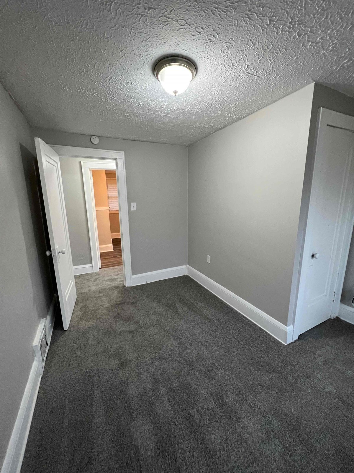 Building Photo - 914 Whittier Ave